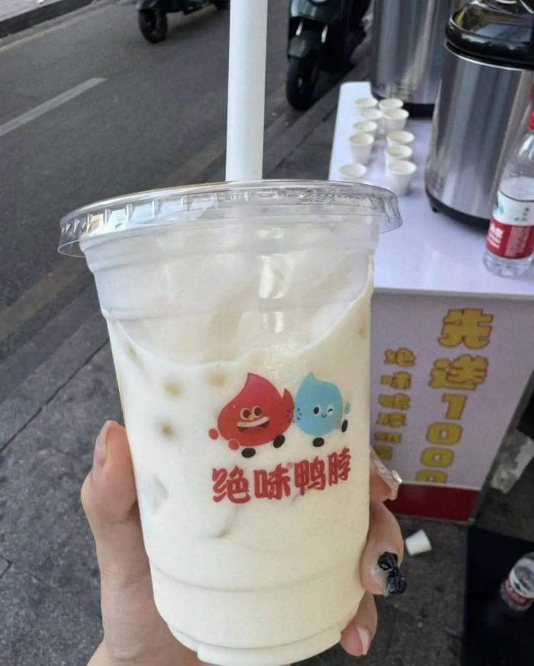 绝味食品半年闭店近千家，奶茶能否成为救赎之路？面临挑战的企业转型探索。